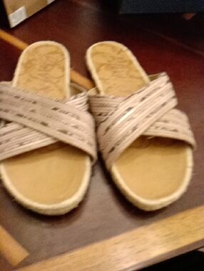 Women’s Crisscross Slide Sandals in Beige